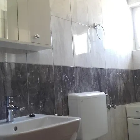 Nada Bojanic フヴァル