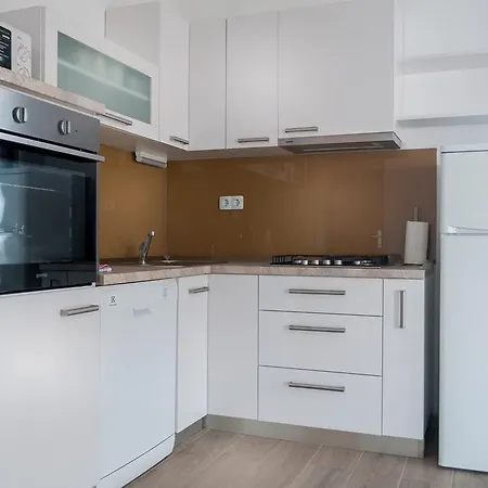 Nada Bojanic フヴァル