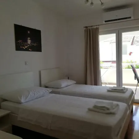 Nada Bojanic フヴァル