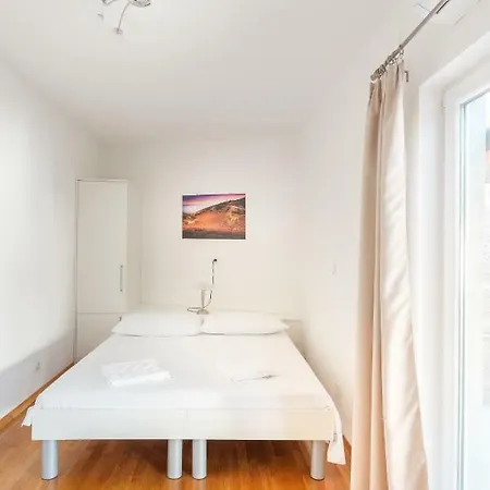 Nada Bojanic * フヴァル